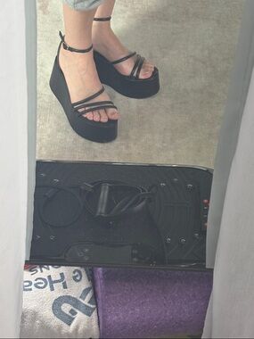 Black platform Women's Sandal
